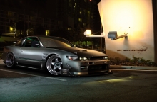 Серебристый Nissan Silvia/SX в углу на парковке